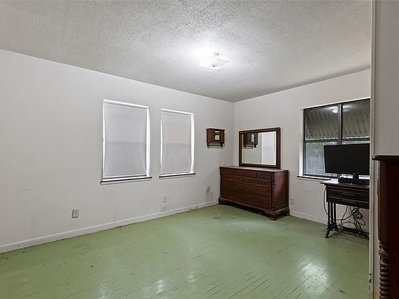 3rd image of 909 Lynda Ln