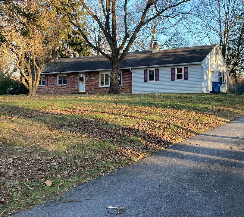 1st image of 14 Carriage Dr