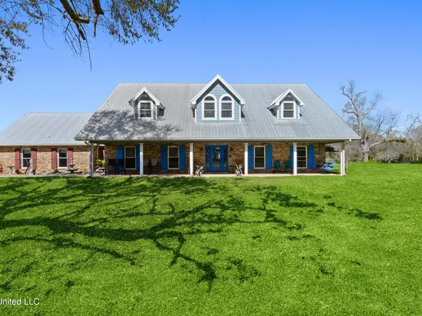 1034 Washington St, Bay Saint Louis, MS 39520