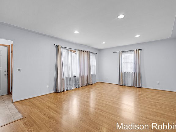 5th image of 966 Roberts St