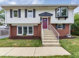 757 Hillcrest Dr, Romeoville, IL 60446