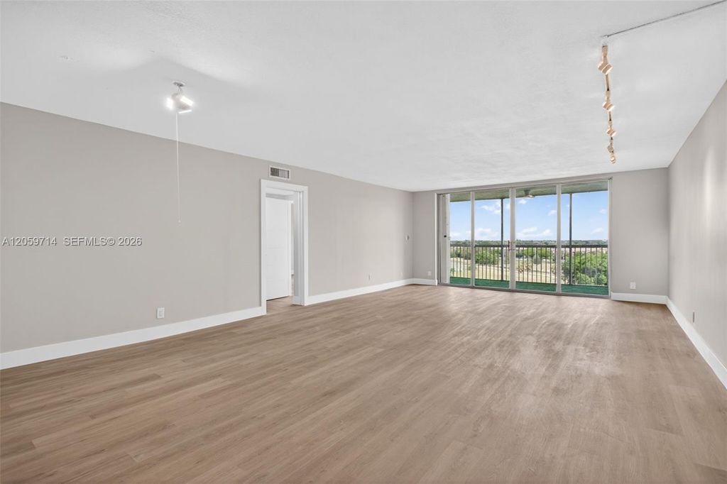 3090 N Course Dr APT 807, photo 2