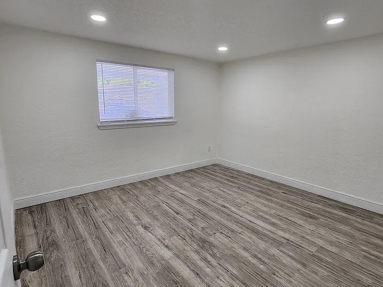 1375 Powers Ave — Photo 17