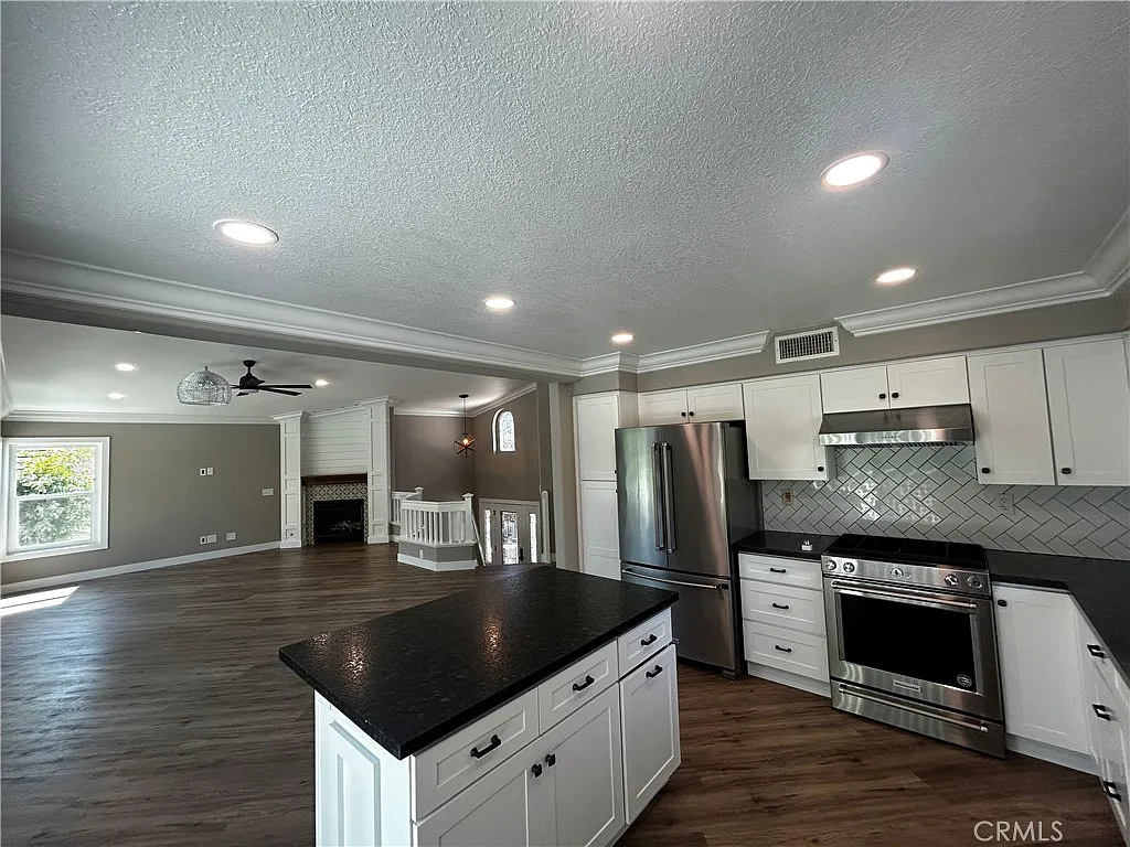 4 bed, 2.5 bath, 1780 sqft, $5,100 — Photo 3