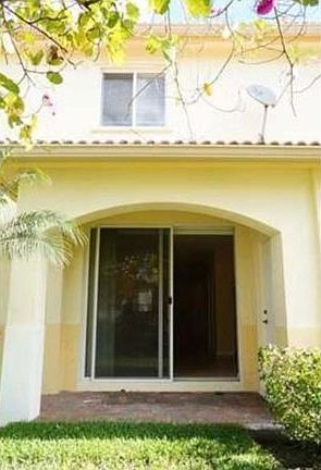 4th image of 2612 SW 83rd Ter #10E