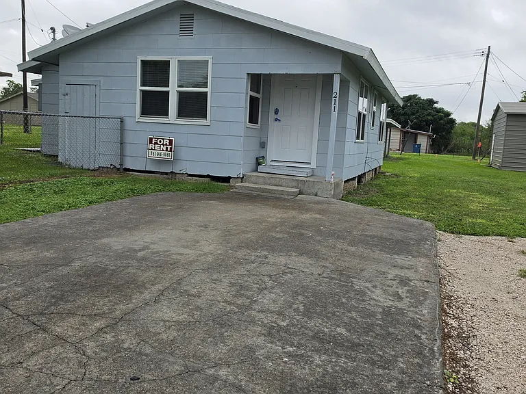 211 Doyle Dr — Photo 2