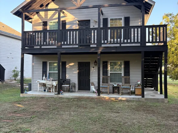 306 W Smith St #A, Cleburne, TX 76033