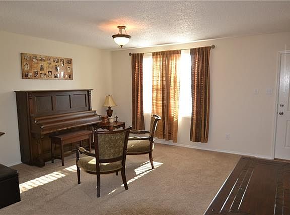 2nd image of 914 Ann Dr