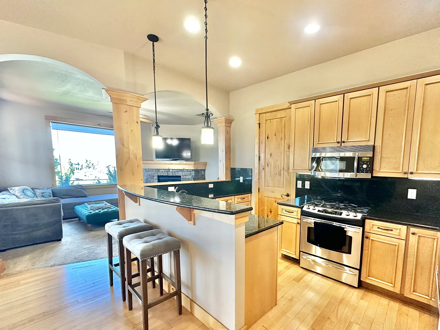 3 bed, 3.5 bath, 2350 sqft, $4,200 — Photo 4