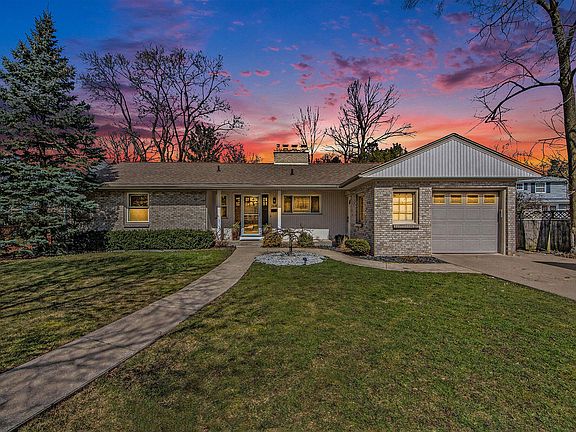 3rd image of 2643 Manor Dr SE