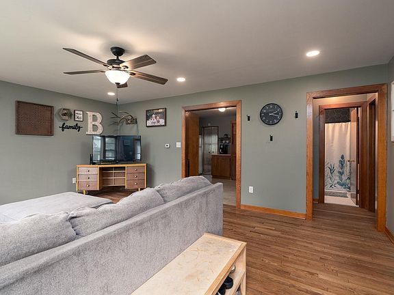 4th image of 26 E Peterson St