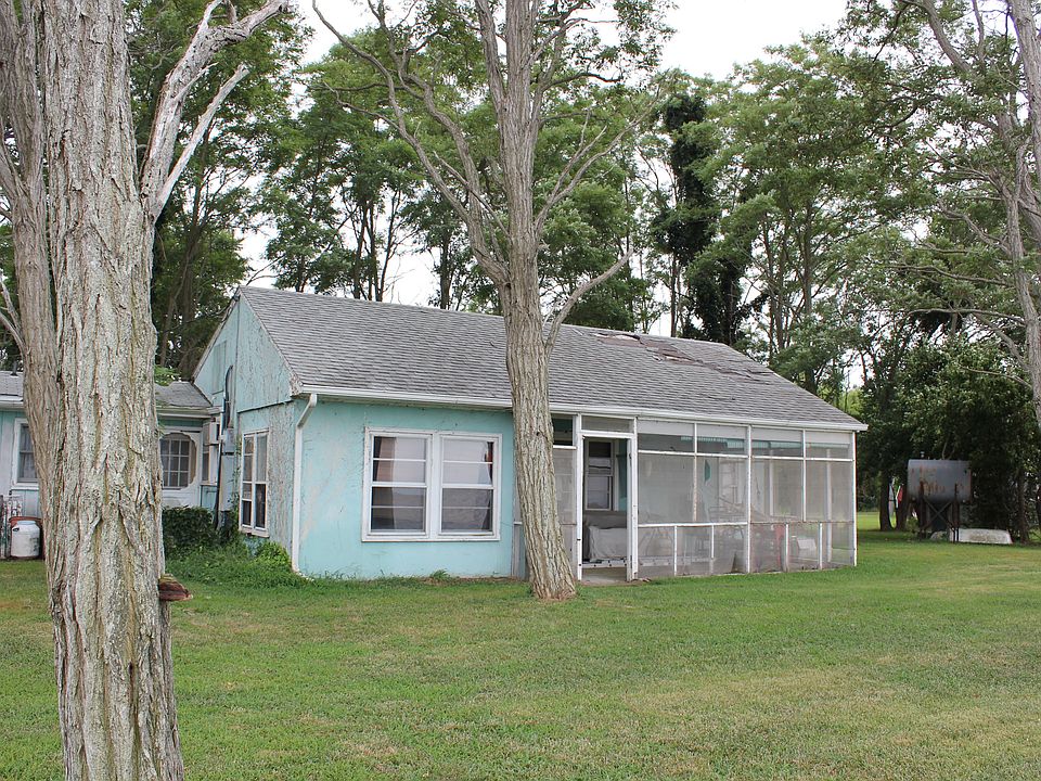Waterfront fishing cottage