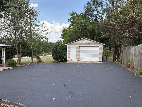 3rd image of 716 N Graycroft Ave