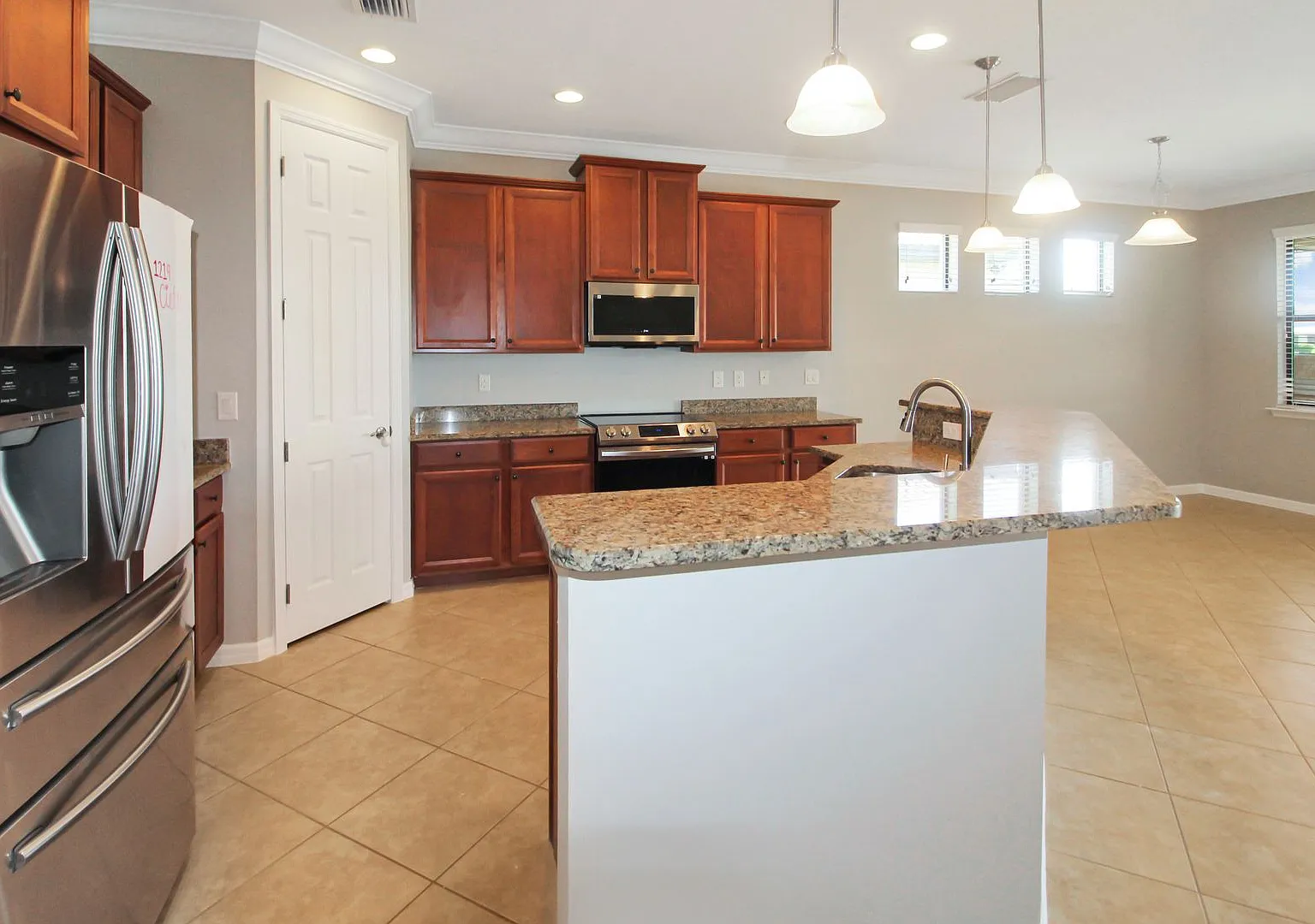 Willow Chase Annual Pool Home for Rent — Photo 4