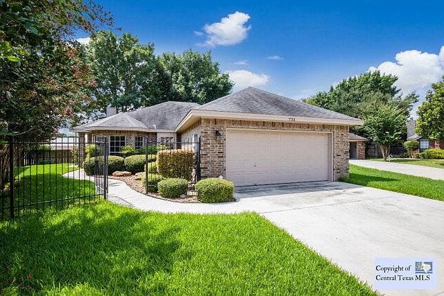 1st image of 733 Woodrow Cir