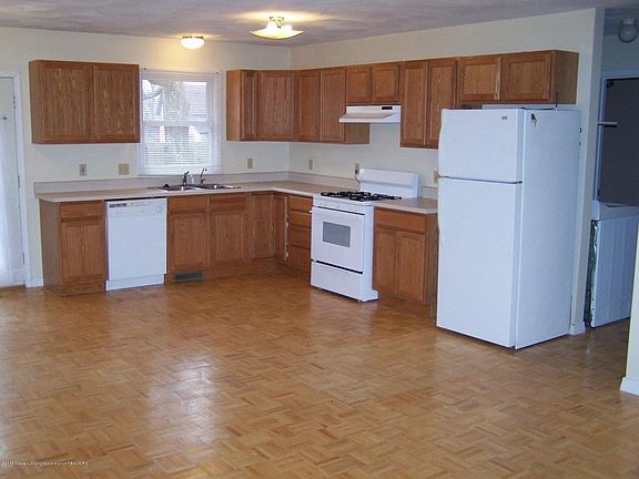 5th image of 135 E 2nd St