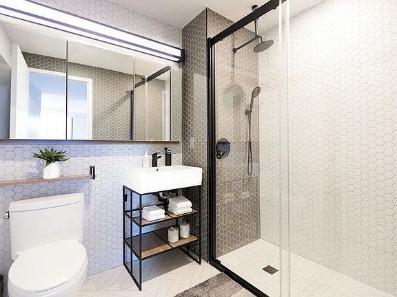 4th image of 445 W 35th St APT 12E