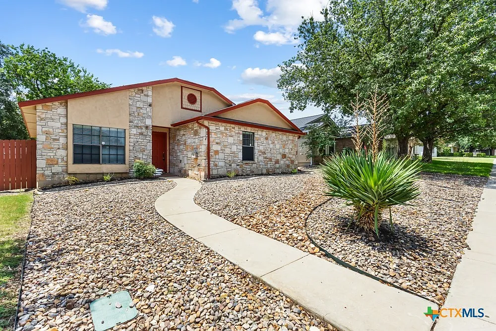 3 bed, 2.0 bath, 1425 sqft, $1,800 — Photo 1