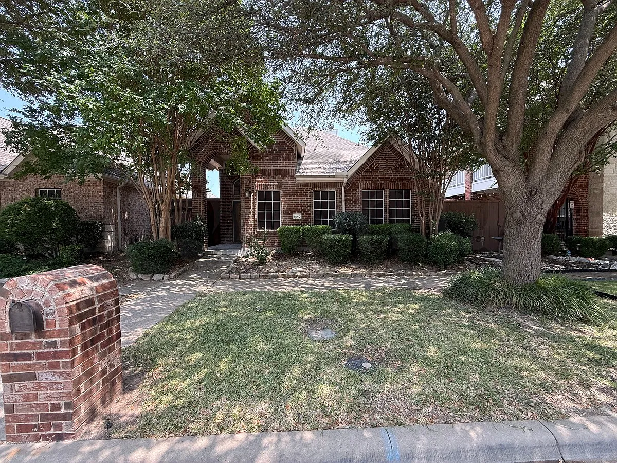 3 bed, 2.0 bath, 1785 sqft, $2,450 — Photo 3