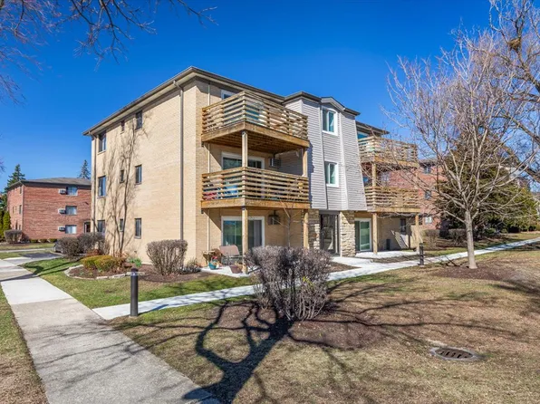 708 W 65th St #5, Westmont, IL 60559