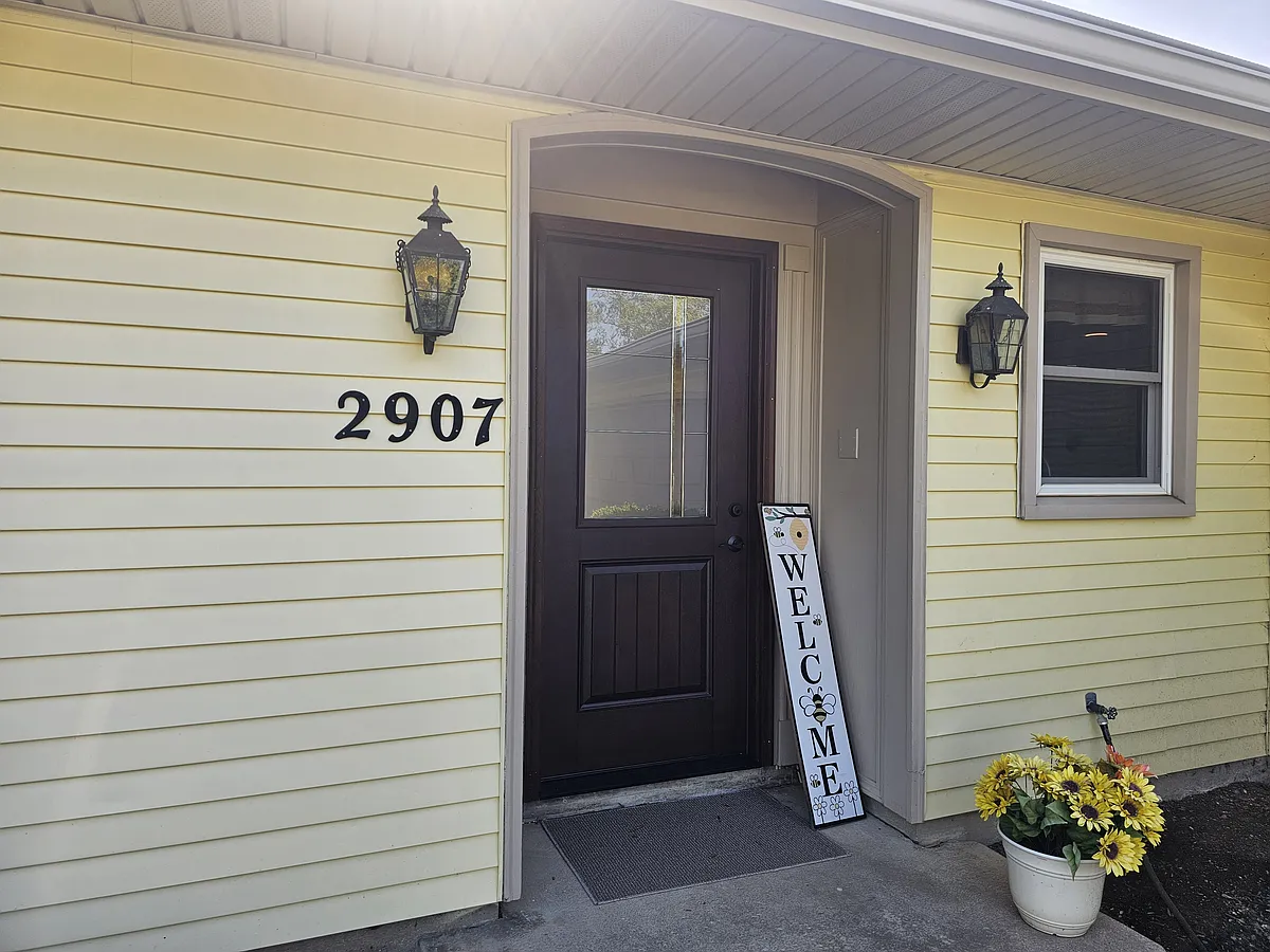 Building Photo - 2907 Greenbriar Dr