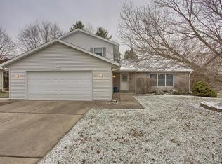 1108 Fawn Dr, Mahomet, IL