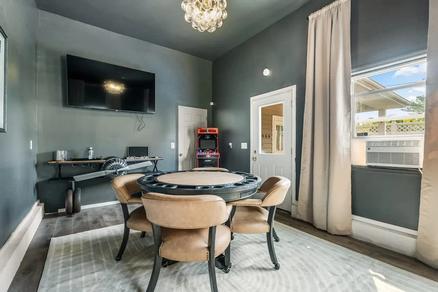 3 bed, 2.0 bath, 861 sqft, $5,979 — Photo 3