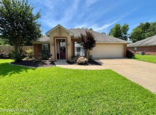 555 Oak Park Cir, Pearl, MS 39208