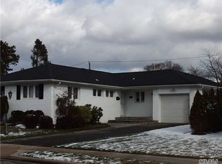 79 Victor St, Plainview, NY 11803