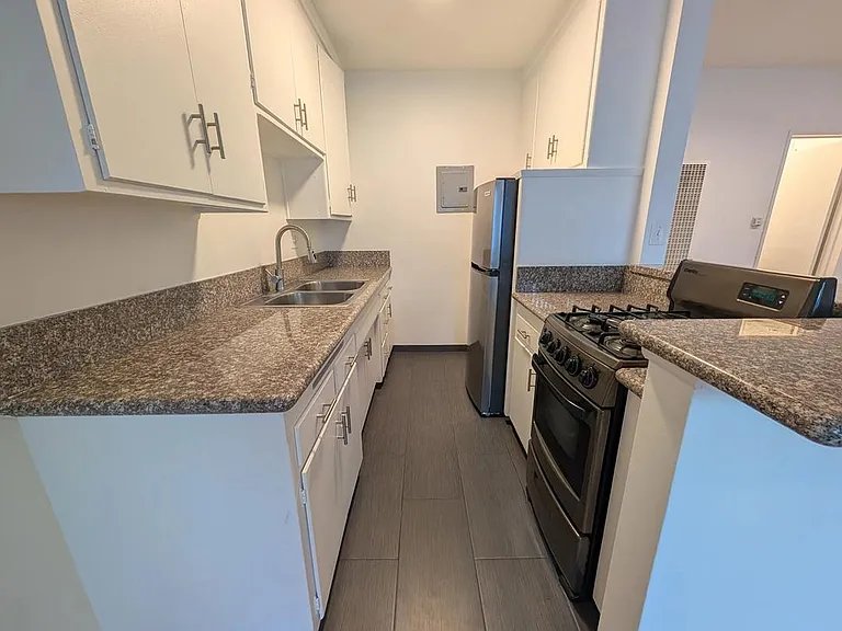 1328 Gordon St #7 — Photo 10
