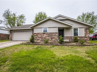 1510 S Heritage Cir, Rogers, AR 72758