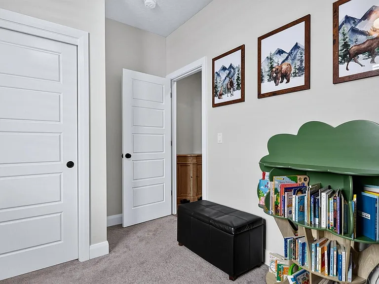 3829 E Huntly St — Photo 20