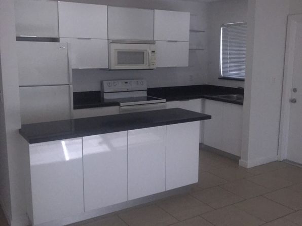 2830 NE 30th Pl APT 4