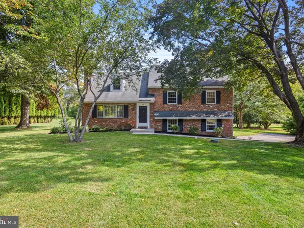 20 Stonehenge Ln, Malvern, PA 19355