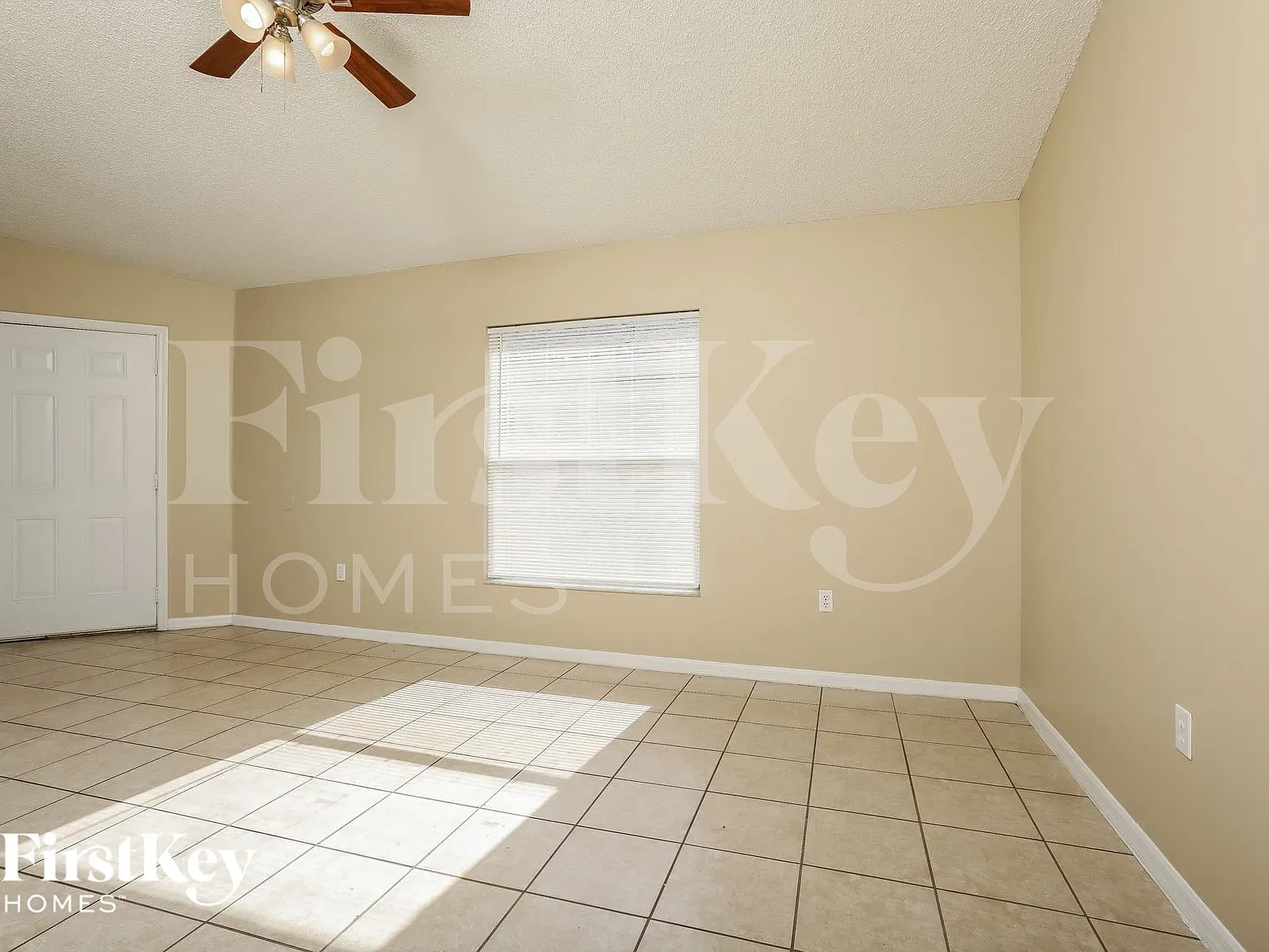 3 bed, 2.0 bath, 1300 sqft, $2,120 — Photo 3