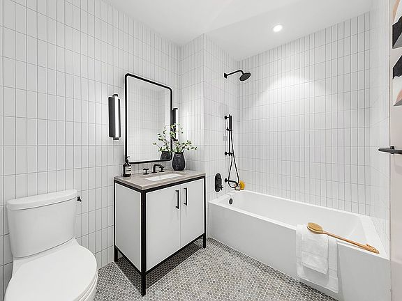 4th image of 29 Huron St Unit Phd