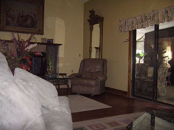 Family Room Pic4