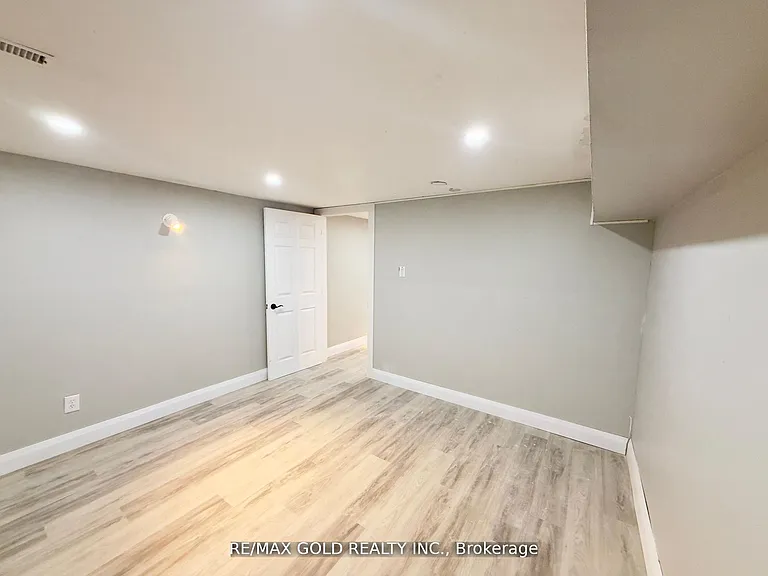 156 Mooregate Cres #LOWER — Photo 22