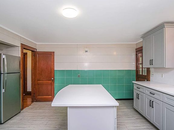 4th image of 16 Baylis Ave