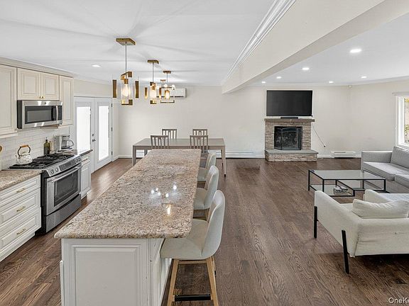 4th image of 61 Carleton Avenue