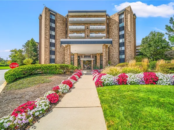 2202 Acacia Park Dr APT 2418, Lyndhurst, OH 44124