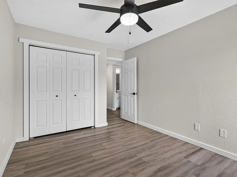 1030 E Elm St — Photo 18