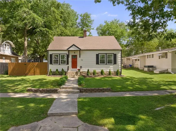 306 E Piankishaw St, Paola, KS 66071