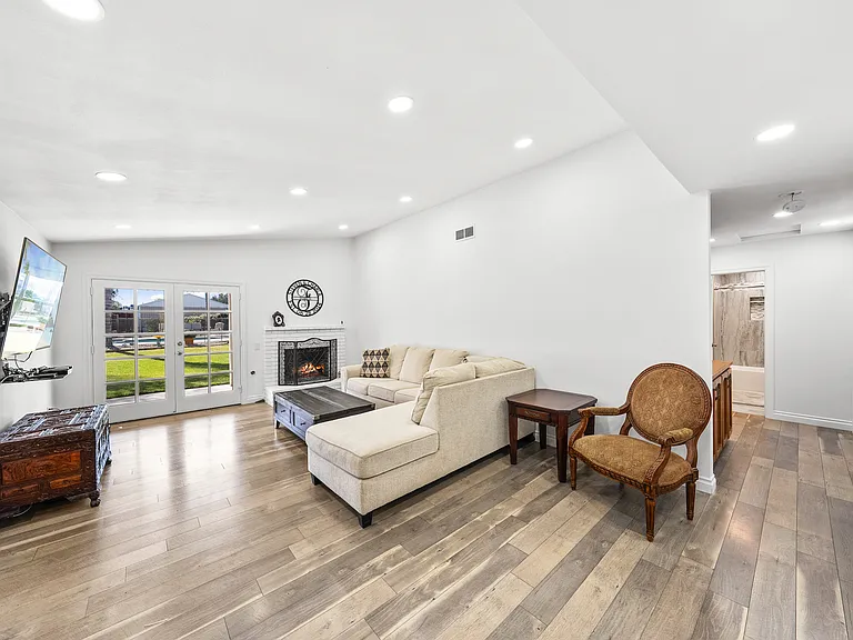 21699 Banner St — Photo 10