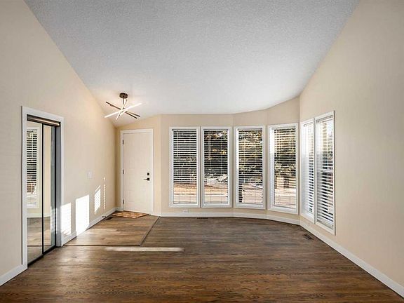 4th image of 131 NE Stratton Cres SW