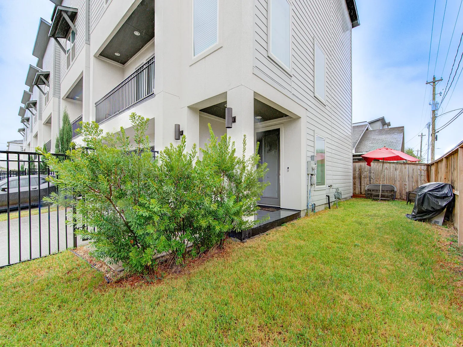 3 bed, 3.5 bath, 1876 sqft, $3,500 — Photo 2