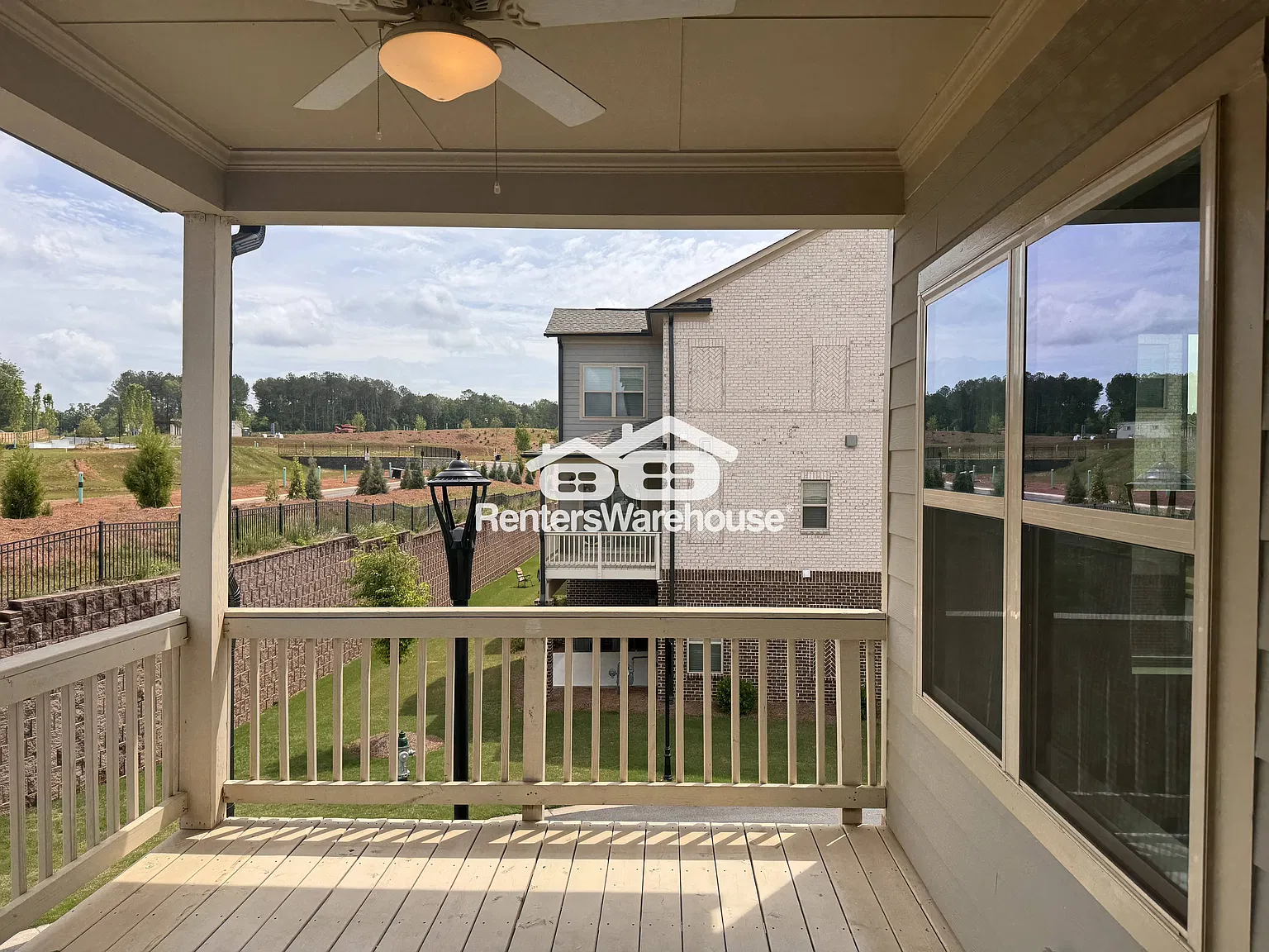 Beautiful Tri-Level Townhome Minutes from Downtown Woodstock — Photo 4
