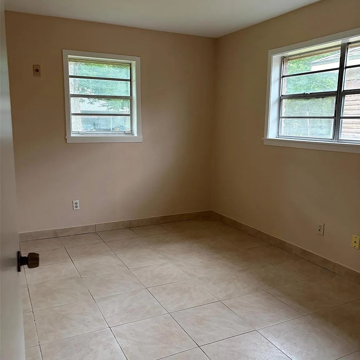 2 bed, 1.0 bath, 777 sqft, $950 — Photo 3