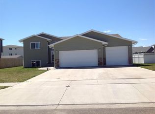 1812 26th St SW, Minot, ND 58701