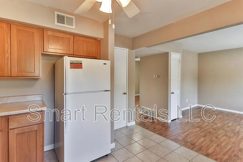 2 bed, 1.0 bath, 700 sqft, $999 — Photo 3